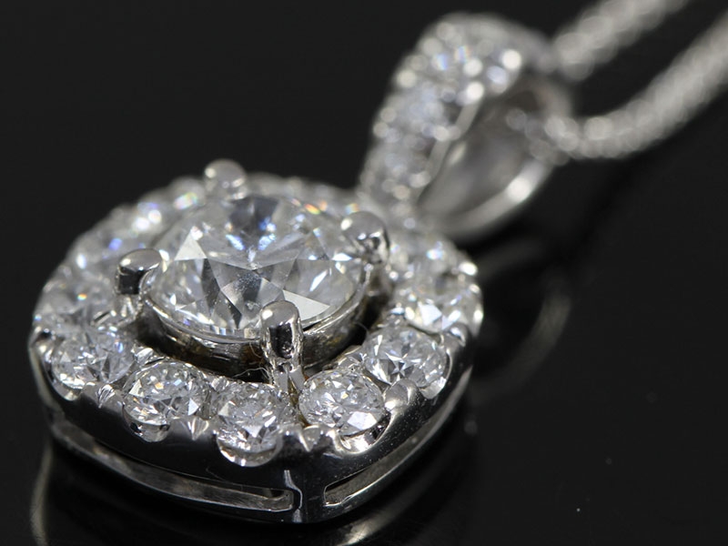 STUNNING DIAMOND CLUSTER PENDANT AND 18 CARAT GOLD CHAIN