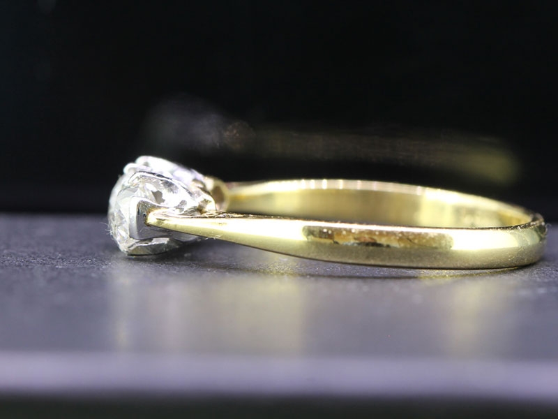  CHARMING TRILOGY DIAMOND 18 CARAT GOLD RING