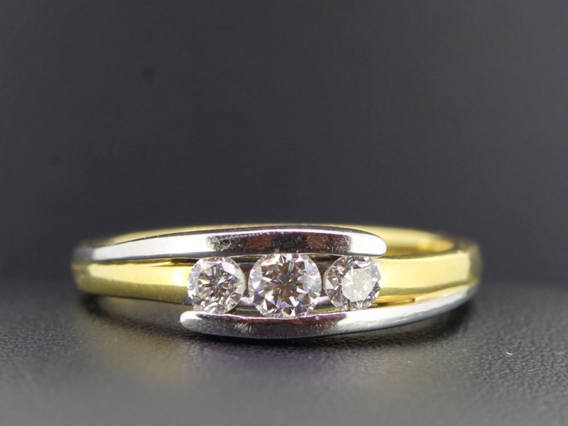 BEAUTIFUL THREE STONE DIAMOND 18 CARAT BAND