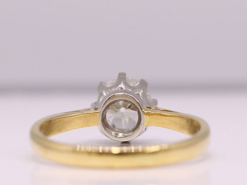 ELEGANT DIAMOND 18 CARAT GOLD SOLITAIRE RING