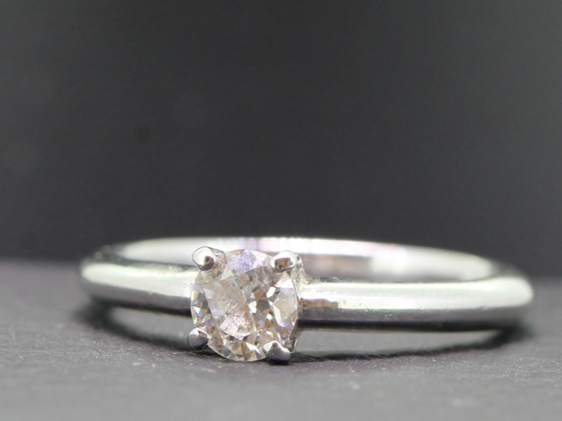 BEAUTIFUL DIAMOND PLATINUM SOLITAIRE RING