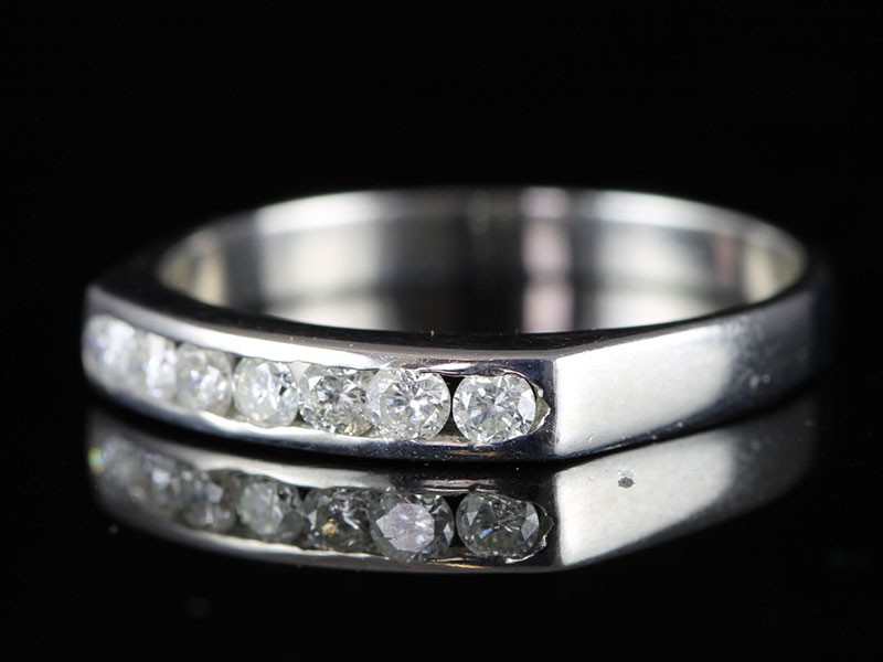 BREATHTAKING ROUND BRILLIANT CUT DIAMOND ETERNITY RING IN 18 CARAT WHITE GOLD