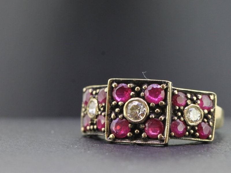  GORGEOUS RUBY AND DIAMOND 9 CARAT GOLD COCKTAIL/DRESS RING