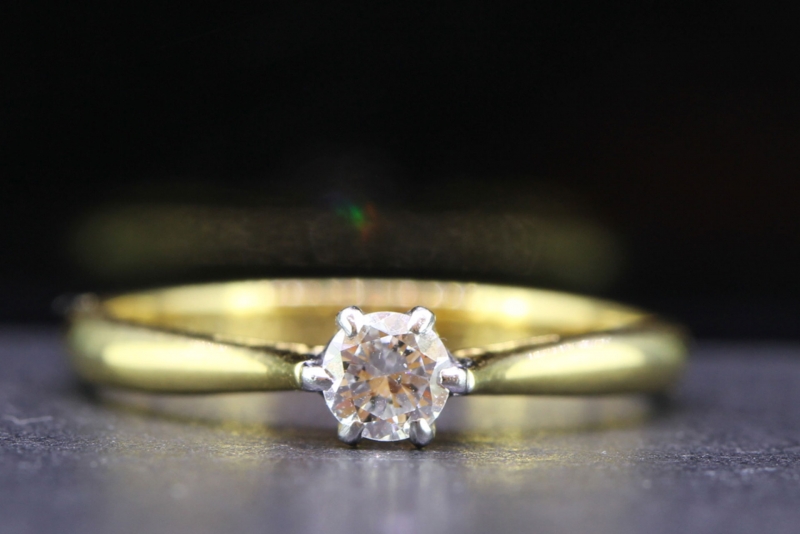 BEAUTIFUL DIAMOND PLATINUM 18 CARAT GOLD SOLITAIRE RING