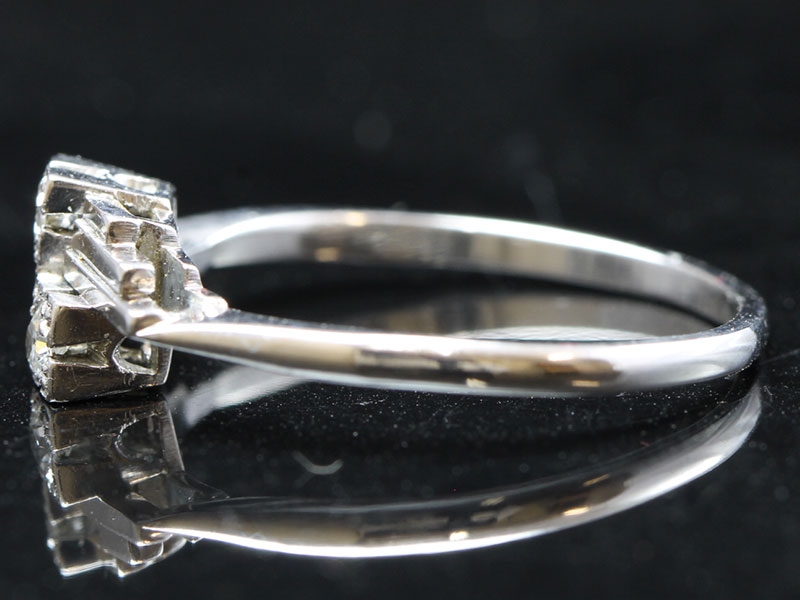 BEAUTIFUL PLATINUM AND DIAMOND ART DECO RING