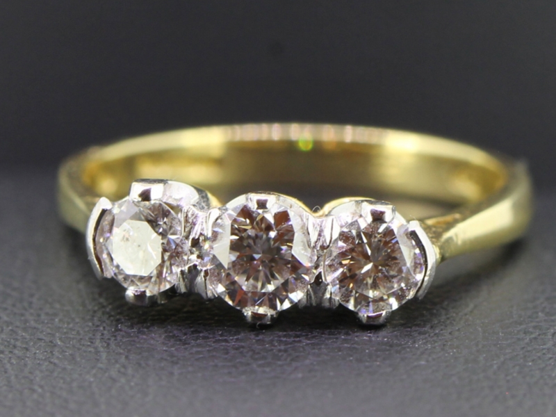  CLASSIC 1960s DIAMOND TRILOGY 18 CARAT GOLD RING