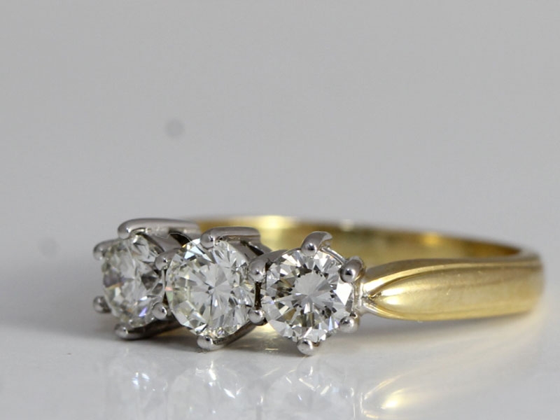  BEAUTIFUL DIAMOND TRILOGY 18 CARAT GOLD RING