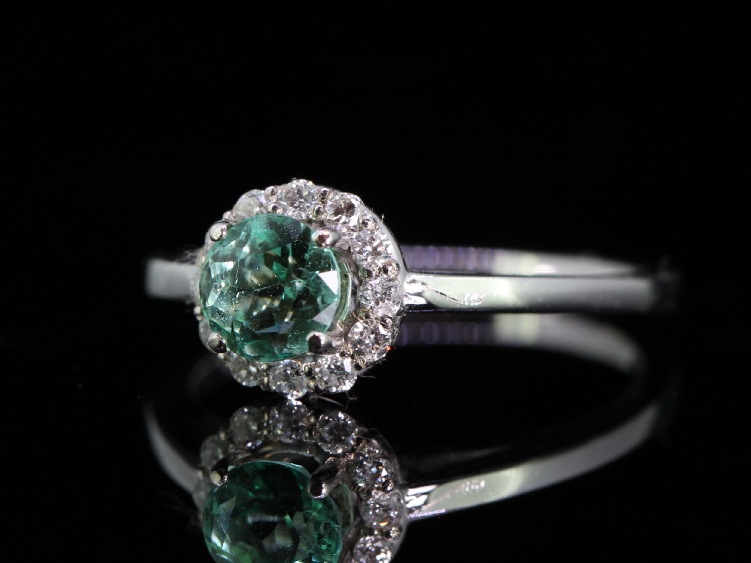 PRETTY COLOMBIAN EMERALD AND DIAMOND 14 CARAT GOLD CLUSTER RING