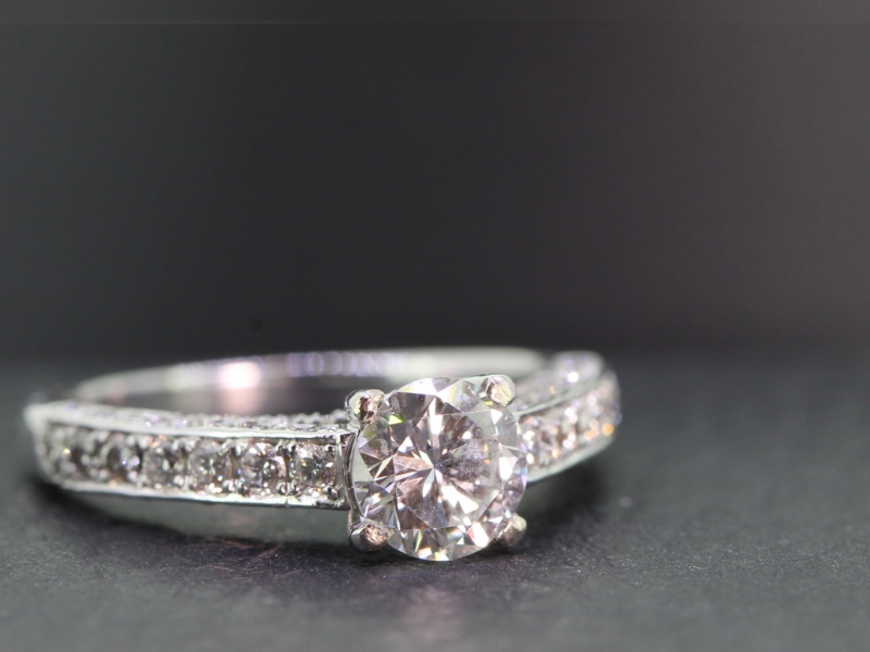 BEAUTIFUL DIAMOND SOLITAIRE WITH DIAMOND SHOULDERS PLATINUM RING