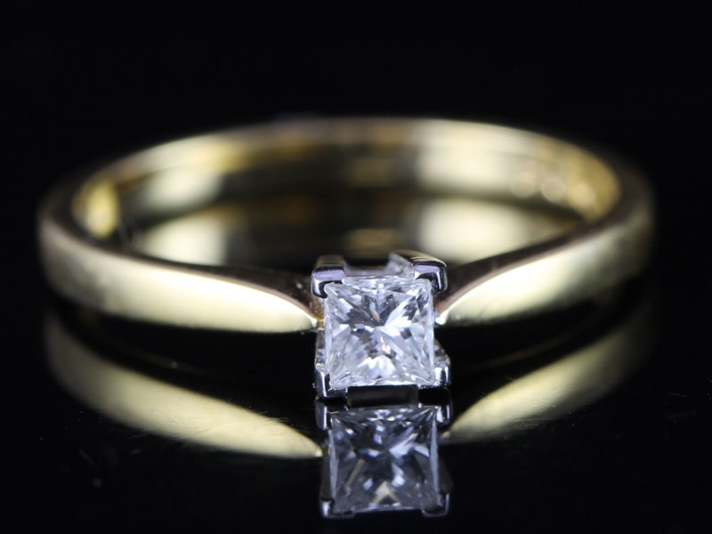 CLASSIC PRINCESS CUT SOLITAIRE DIAMOND RING IN 18 CARAT WHITE GOLD RING