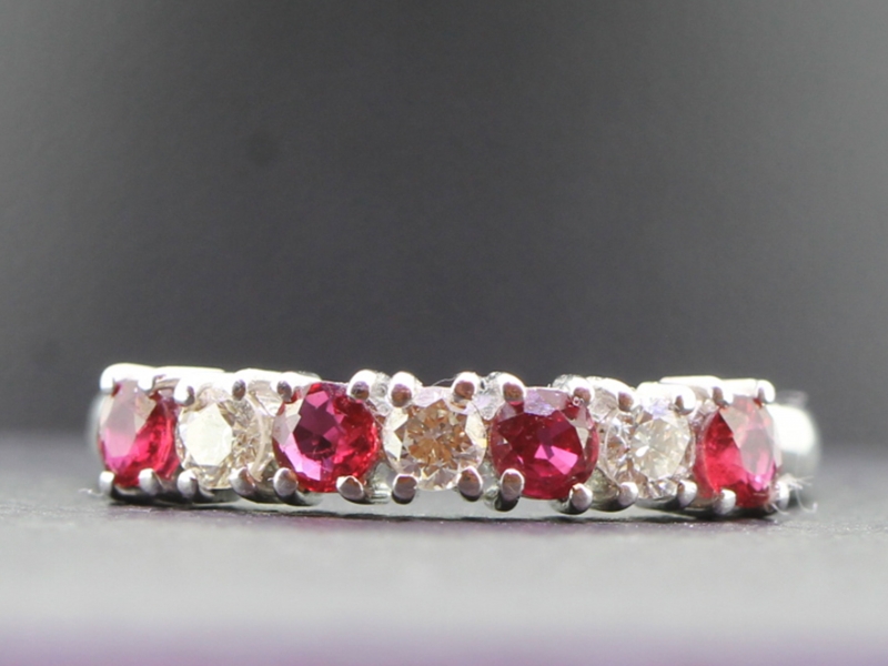 STUNNING RUBY AND DIAMOND 7 STONE 18 CARAT GOLD RING