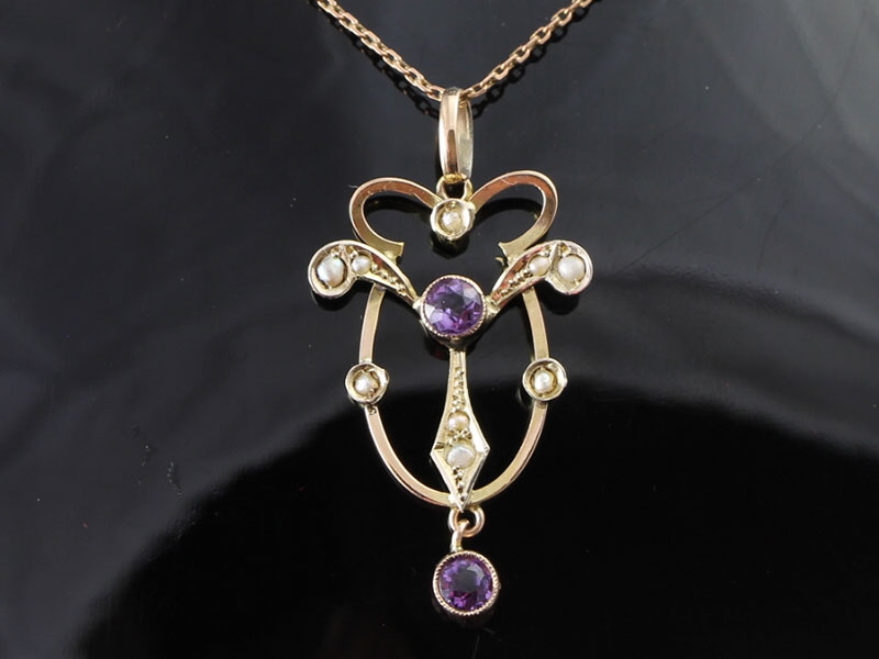  SUPERB LAVALIERE AMETHYST AND SEED PEARL 9 CARAT GOLD PENDANT AND CHAIN