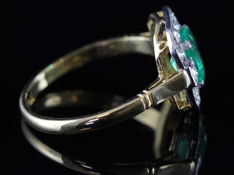 WONDERFUL ART DECO INSPIRED EMERALD AND DIAMOND 18 CARAT GOLD RING