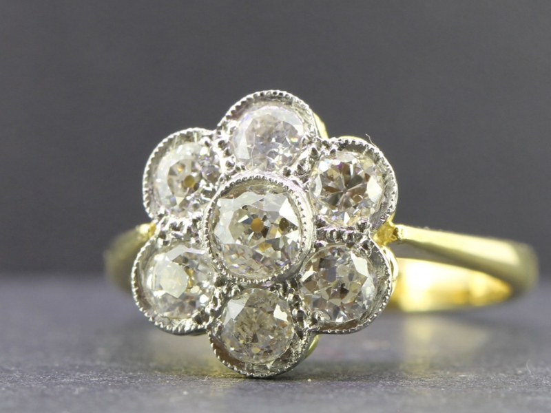 STUNNING VINTAGE DIAMOND DAISY PLATINUM AND 18 CARAT GOLD RING