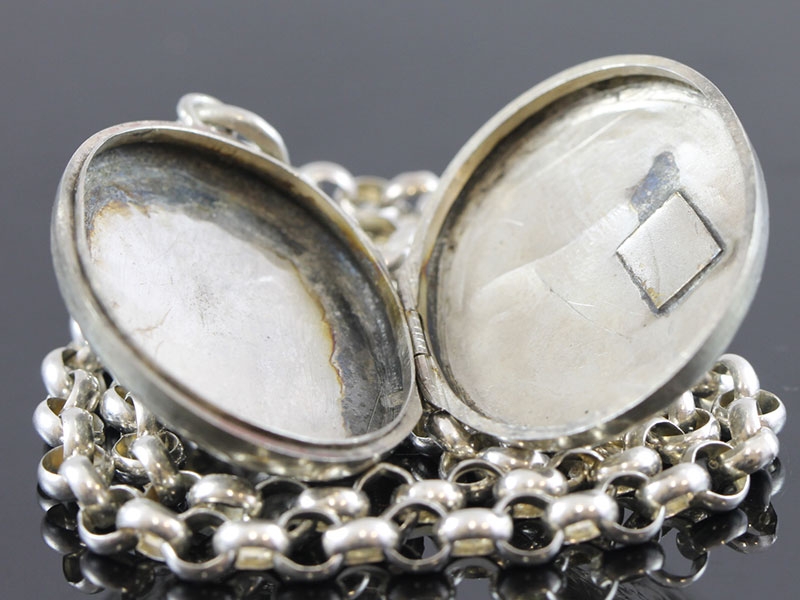 STYLISH VINTAGE SILVER LOCKET AND CHAIN