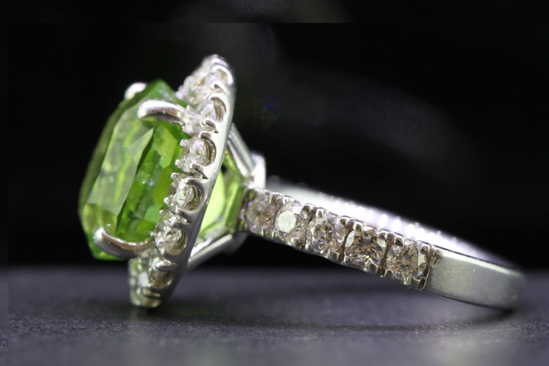 BEAUTIFUL PERIDOT AND DIAMOND 14 CARAT GOLD RING