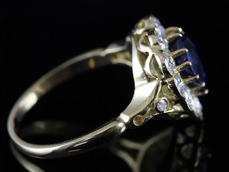 STUNNING 2 CARAT HEART SHAPED ROYAL BLUE SAPPHIRE AND DIAMOND 18 CARAT GOLD RING