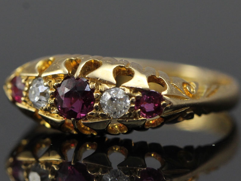 BEAUTIFUL EDWARDIAN RUBY AND DIAMOND 18 CARAT GOLD RING 