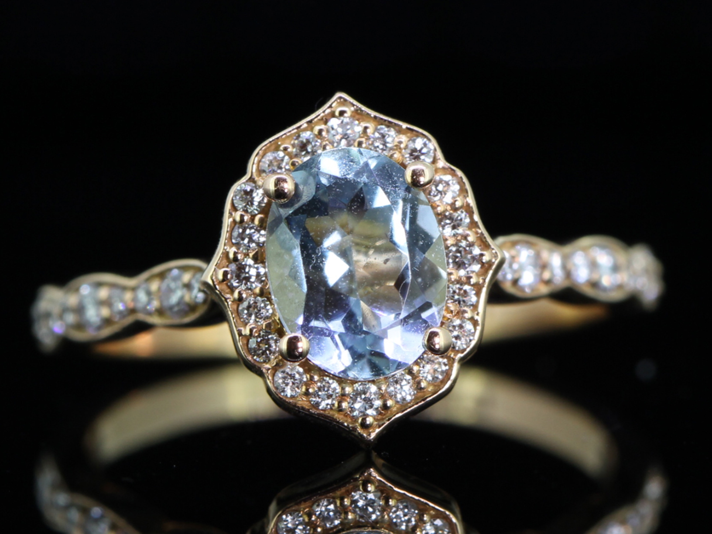  BREATHTAKING AQUAMARINE AND DIAMOND 18 CARAT ROSE GOLD RING