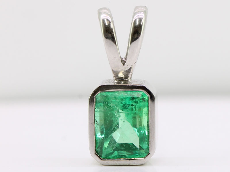 GORGEOUS COLOMBIAN EMERALD 18 CARAT WHITE GOLD PENDANT