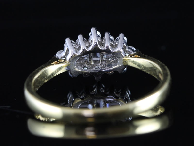 BEAUTIFUL BAGUETTE AND ROUND BRILLIANT CUT DIAMOND 18 CARAT GOLD RING