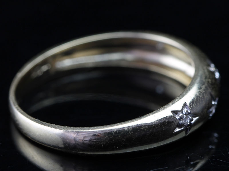 BEAUTIFUL INSET DIAMOND WEDDING RING IN 9 CARAT GOLD (4mm)