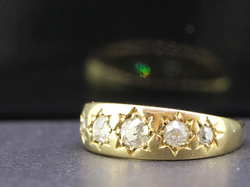 WONDERFUL FIVE STONE DIAMOND 18 CARAT GOLD GYPSY RING