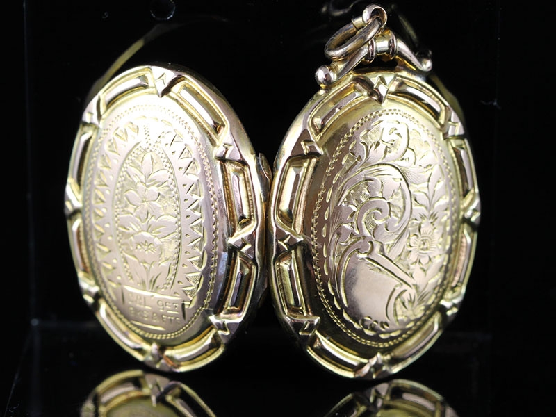 WONDERFUL EDWARDIAN OVAL ENGRAVED 9 CARAT GOLD LOCKET