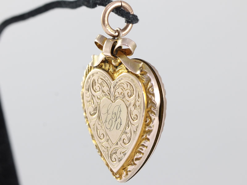 BEAUTIFUL ENGRAVED HEART SHAPED 9 CARAT GOLD LOCKET