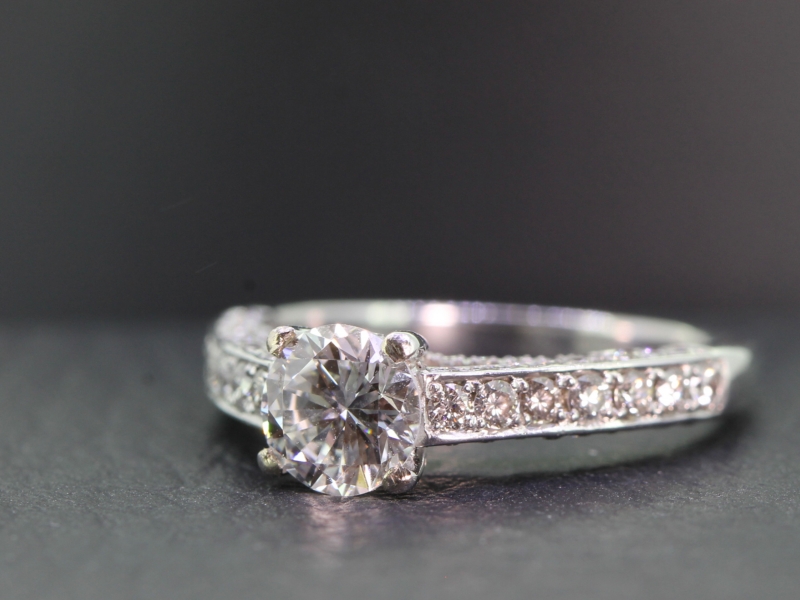 BEAUTIFUL DIAMOND SOLITAIRE WITH DIAMOND SHOULDERS PLATINUM RING