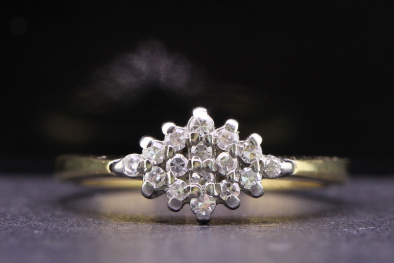  PRETTY DIAMOND 9 CARAT GOLD CLUSTER RING