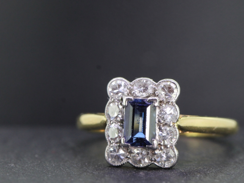 GORGEOUS SAPPHIRE AND DIAMOND 18 CARAT GOLD RING