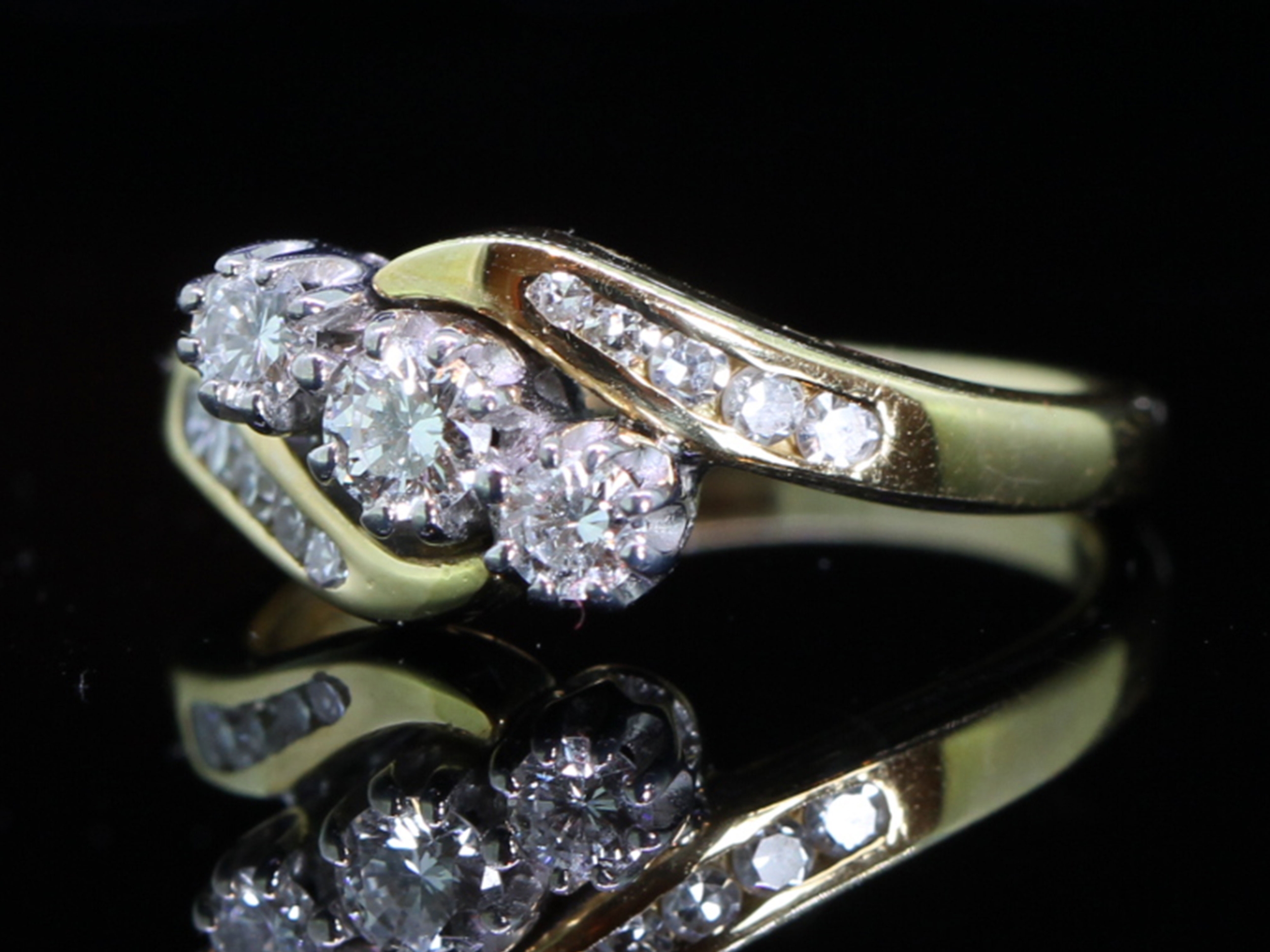 Beautiful Vintage Diamond 18ct Gold Trilogy Ring