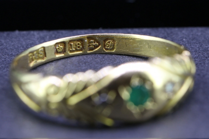 BEAUTIFUL EDWARDIAN EMERALD AND DIAMOND 18 CARAT GOLD RING