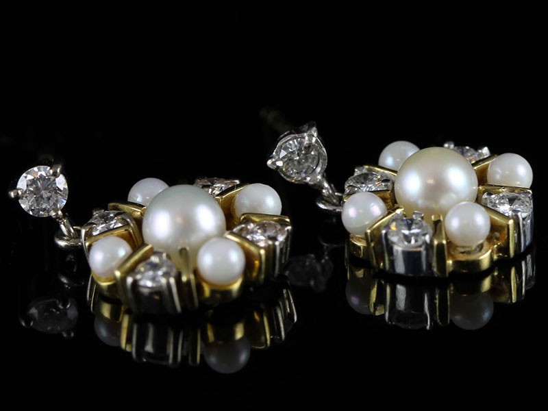 ELEGANT PAIR OF NATURAL PEARL AND DIAMOND CLUSTER 18 CARAT GOLD EAR RINGS