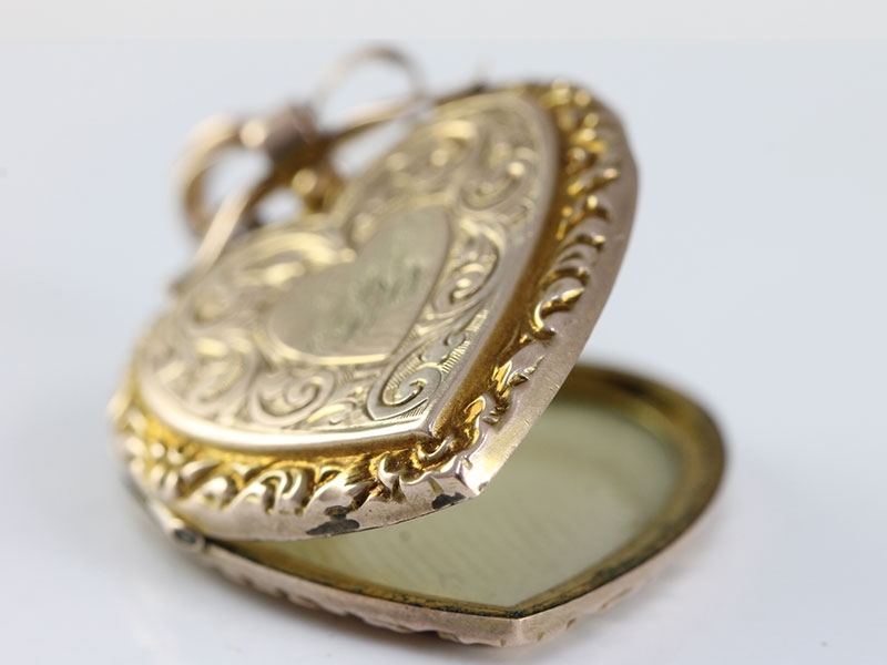 BEAUTIFUL ENGRAVED HEART SHAPED 9 CARAT GOLD LOCKET