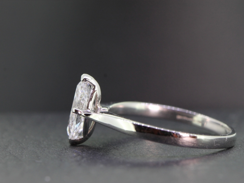 STUNNING MARQUISE DIAMOND PLATINUM RING
