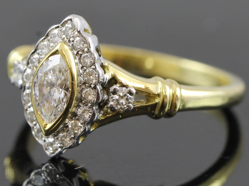 ELEGANT MARQUISE CUT DIAMOND CLUSTER 18 CARAT RING
