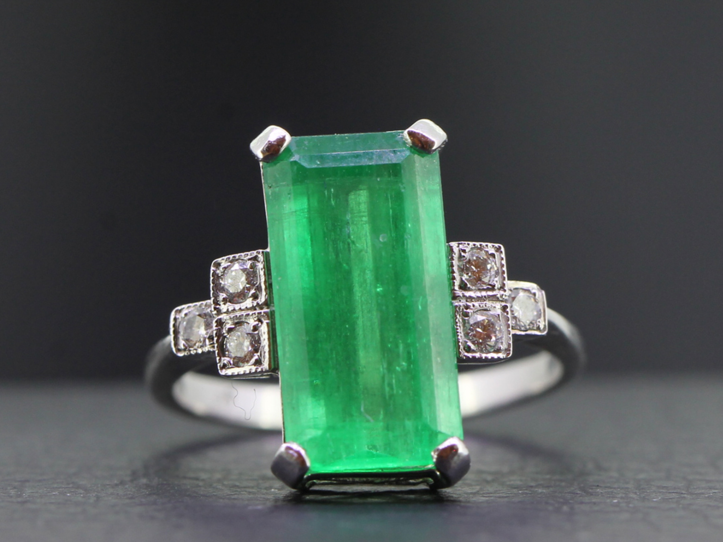 STUNNING COLOMBIAN EMERALD AND DIAMOND PLATINUM RING