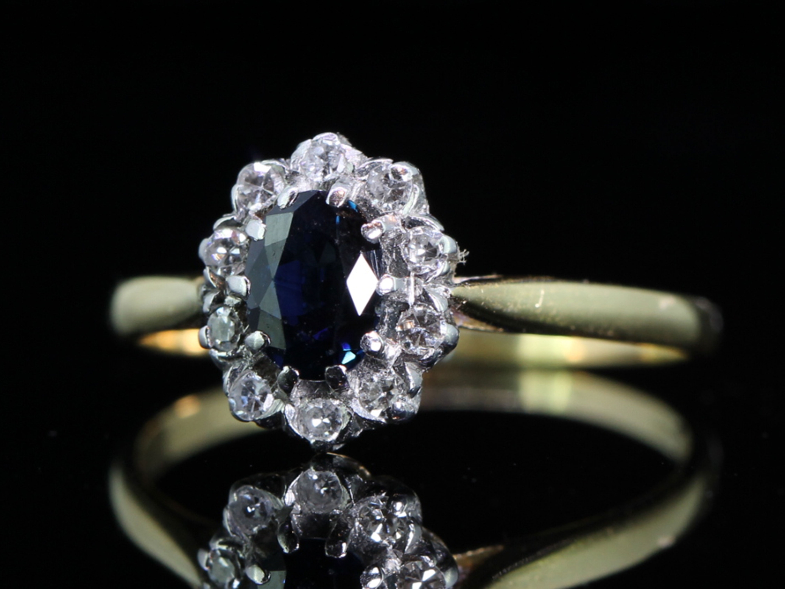 GORGEOUS SAPPHIRE AND DIAMOND 18 CARAT GOLD AND PLATINUM CLUSTER RING