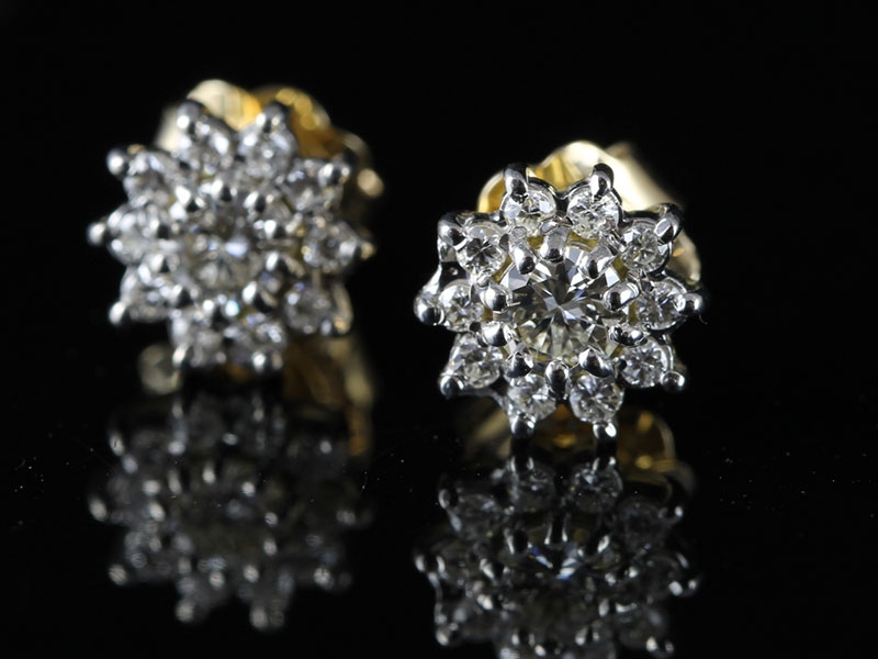 STUNNING ONE CARAT DIAMOND DAISY CLUSTER 18 CARAT WHTIE GOLD STUD EARRINGS