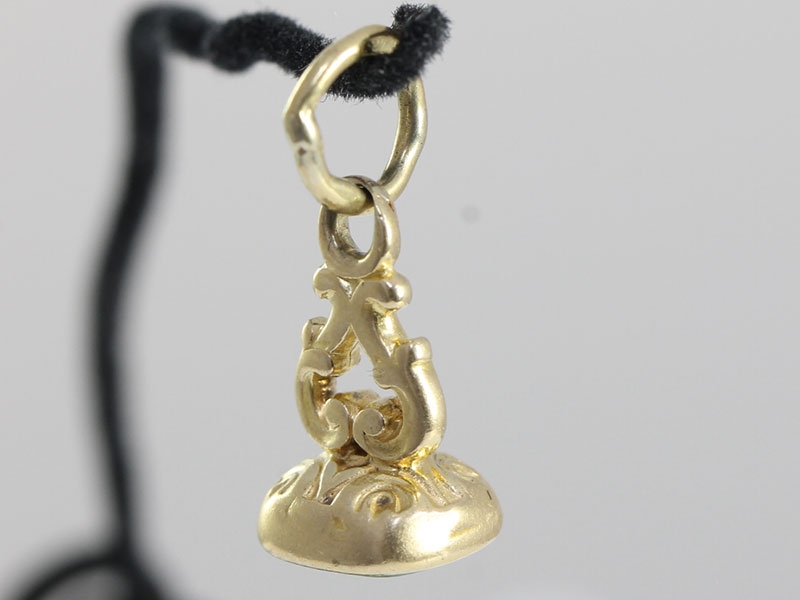  ATTRACTIVE EDWARDIAN HIGH CARAT GOLD FOB CHARM