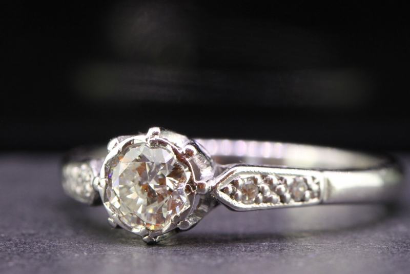 BEAUTIFUL DIAMOND ART DECO SOLITAIRE PLATINUM RING