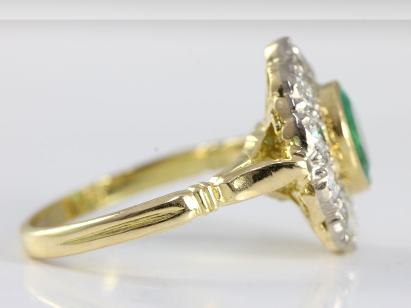  A MESMERISING EMERALD AND DIAMOND CLUSTER 18 CARAT GOLD RING