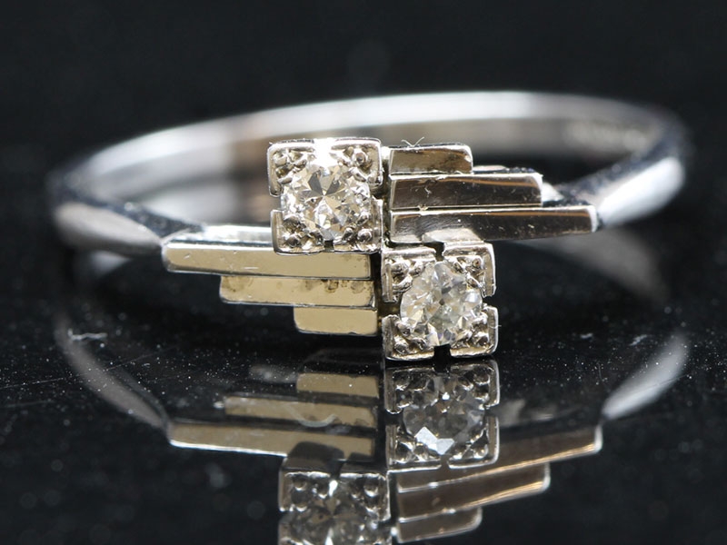 BEAUTIFUL PLATINUM AND DIAMOND ART DECO RING