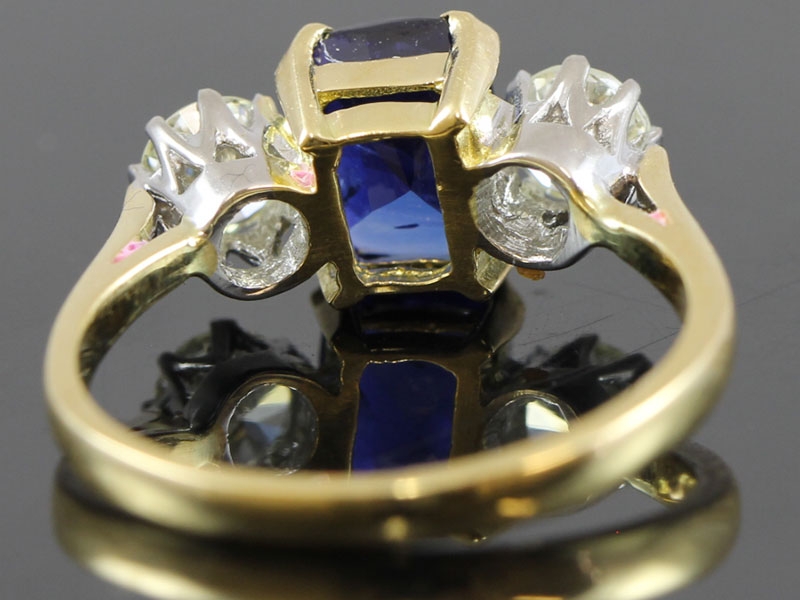 STUNNING SAPPHIRE AND DIAMOND TRILOGY 18 CARAT GOLD RING