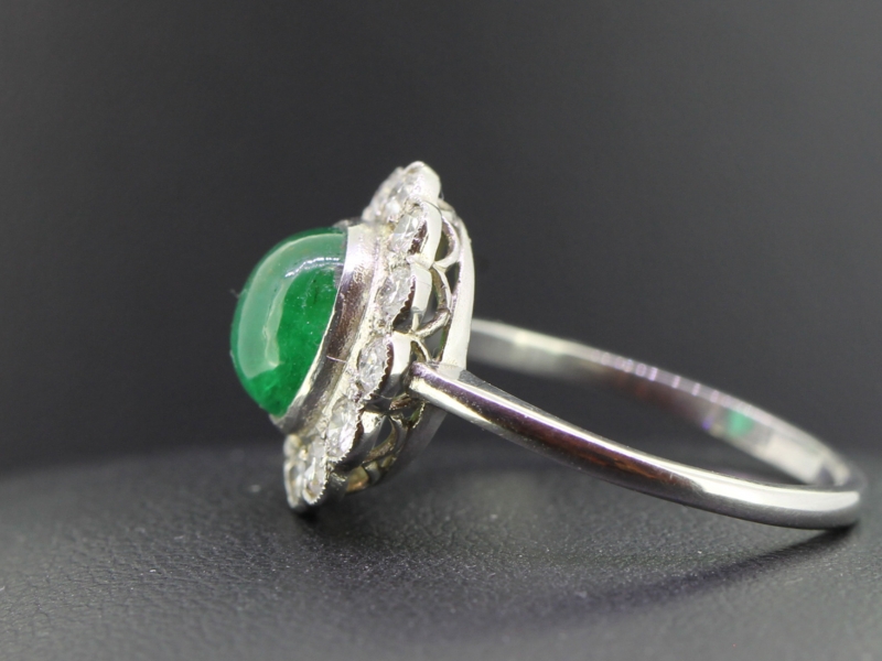 ELEGANT CABOCHON COLOMBIAN EMERALD AND DIAMOND PLATINUM CLUSTER RING 