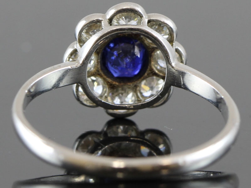 BEAUTIFUL EDWARDIAN SAPPHIRE AND DIAMOND DAISY PLATINUM RING