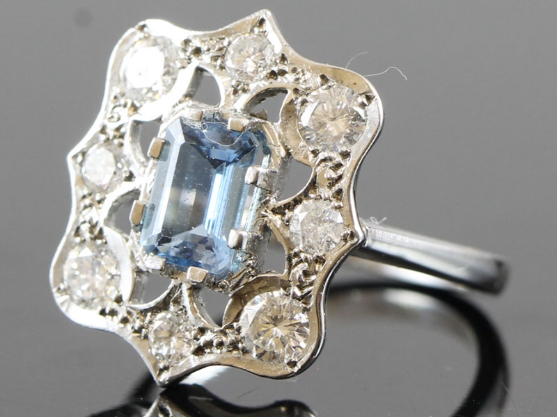 STRIKING ART DECO INSPIRED AQUAMARINE AND DIMAOND 18 CARAT GOLD RING