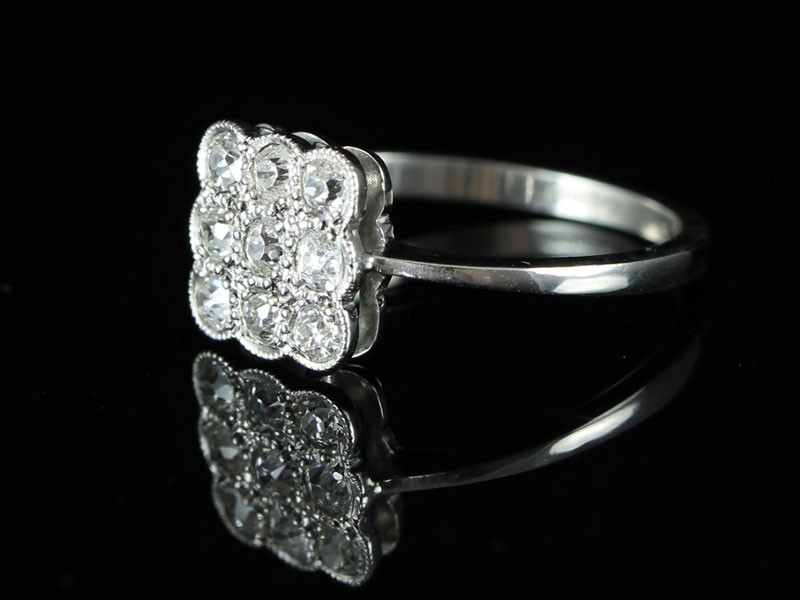 STUNNING SQUARE ART-DECO DIAMOND CLUSTER RING IN PLATINUM